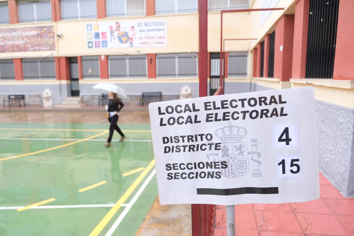 La lluvia hizo acto de presencia de forma intermitente durante toda la jornada electoral en Elda.