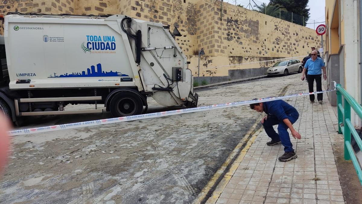 Un camión de recogida de la basura bloquea el acceso a Lugarejos