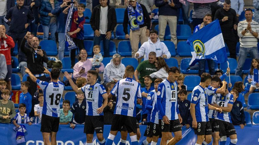 Los jugadores del Hércules festejan la victoria sobre el Alcorcón en Alicante.
