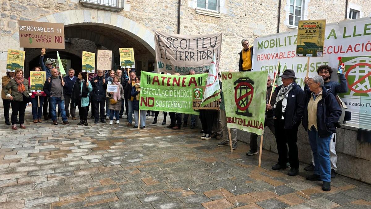 Imatge de la protesta de 'Mobilitzem la llera' davant la seu de la Generalitat a Girona