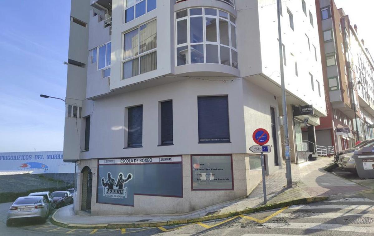 Viviendas en una entreplanta comercial en avenida de Bueu. | SANTOS ÁLVAREZ