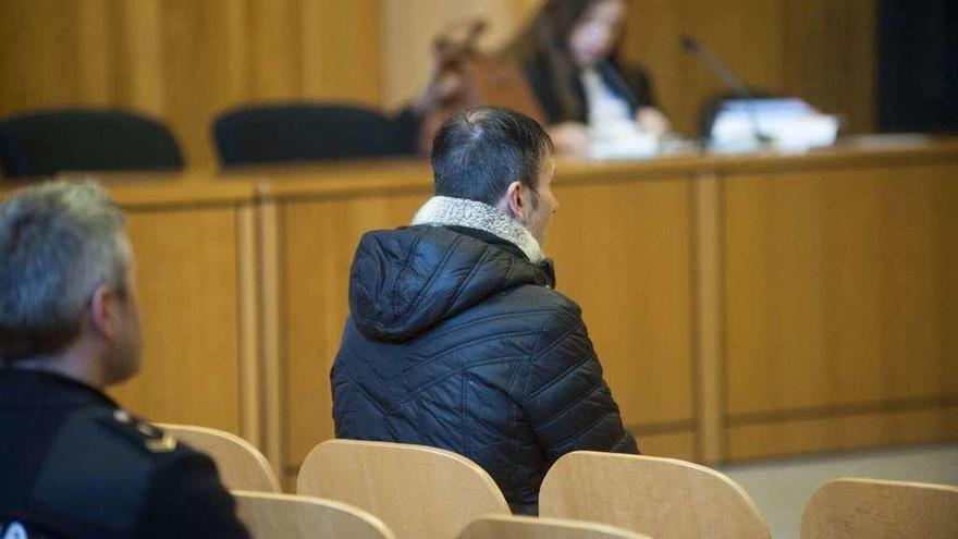 El condenado, ayer, en el banquillo de los acusados de la Audiencia Provincial.