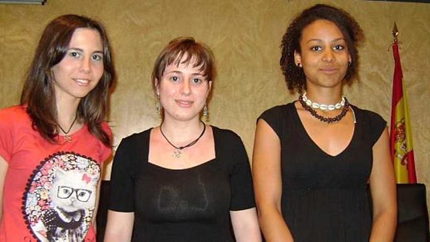 La alumna ilicitana, en el centro, con las otras dos jóvenes premiadas.