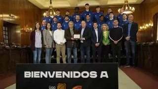 Diputación y Ayuntamiento de Zamora rinden honores al CB Zamora Enamora
