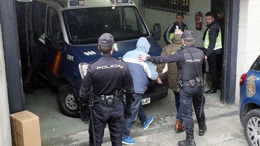 Policías trasladan a detenidos del caso de &quot;Los Boyacos&quot; en 2017, cuando fue el operativo. // Marta G.Brea