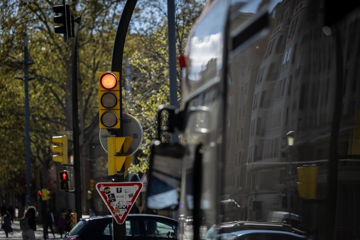 Un autobús parado en un semáforo en rojo.