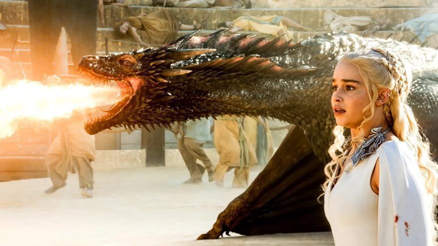Daenerys, con uno de sus dragones en &#039;Juego de tronos&#039;.
