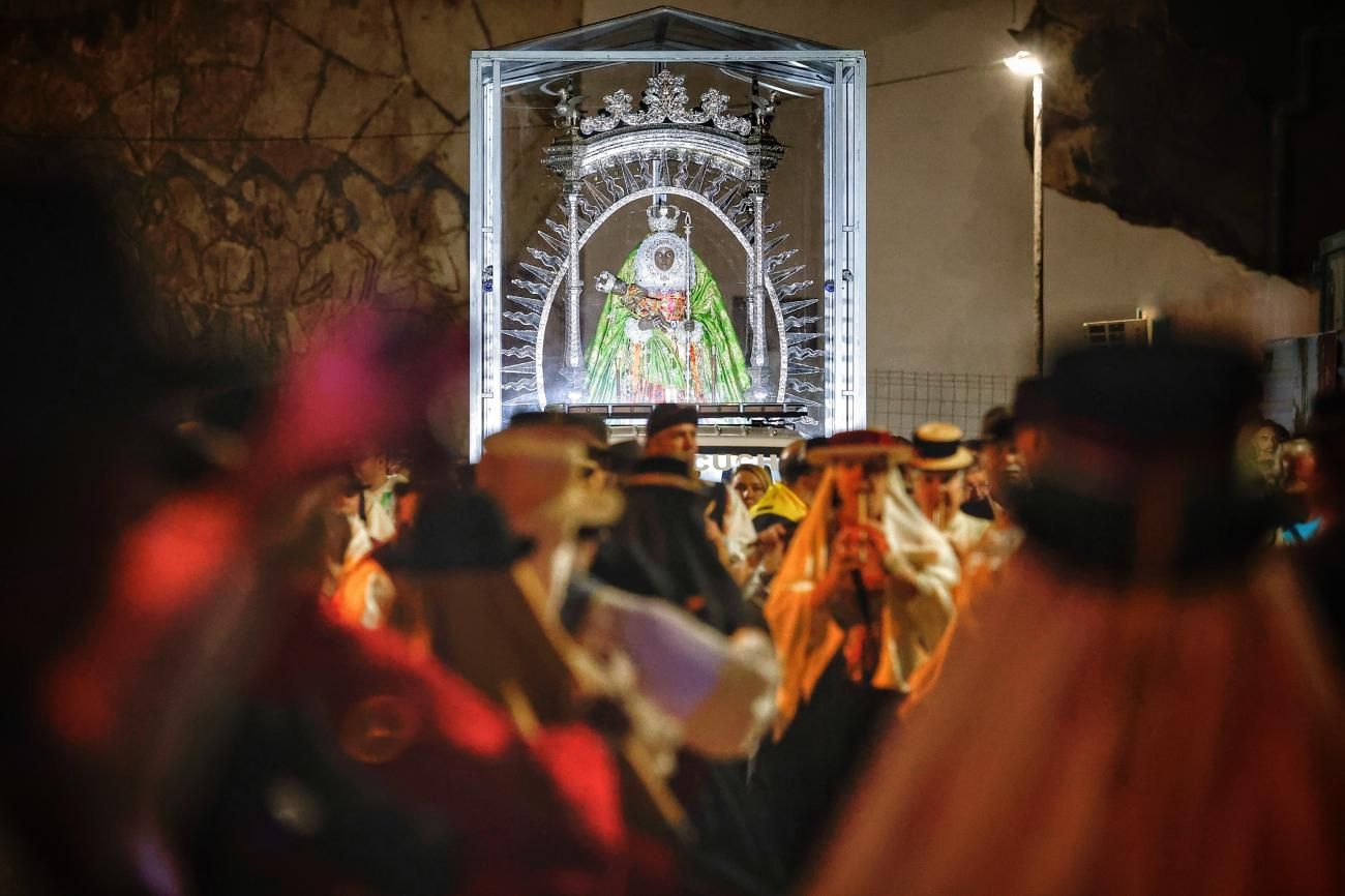 La Virgen de Candelaria abandona la Basílica para poner rumbo a Santa Cruz de Tenerife