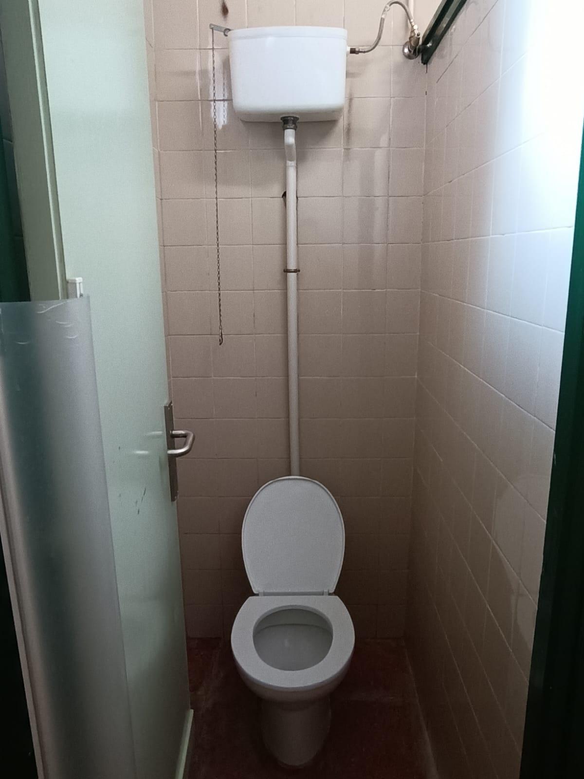 Uno de los inodoros del colegio Carlos Arniches de Alicante reparado