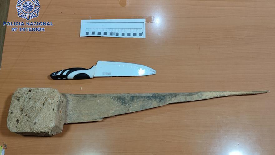 El cuchillo y el trozo de madera intervenido por la Policía.