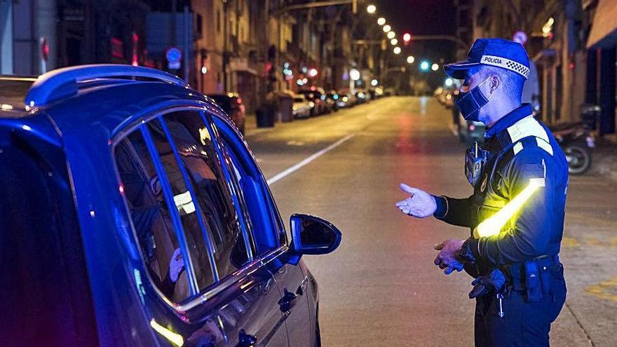 Control de la Policia Local de Manresa la primera nit del toc de queda, a la carretera de Vic