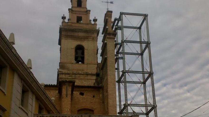 La fachada de la Iglesia apuntalada desde 2010.
