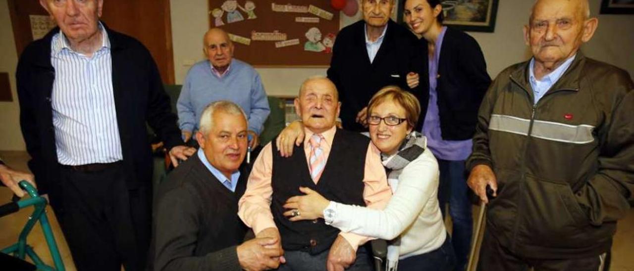 José Canosa, con su hijo Manuel y su nuera y otros residentes, ayer en la Residencia de Vigo. // M.G.Brea