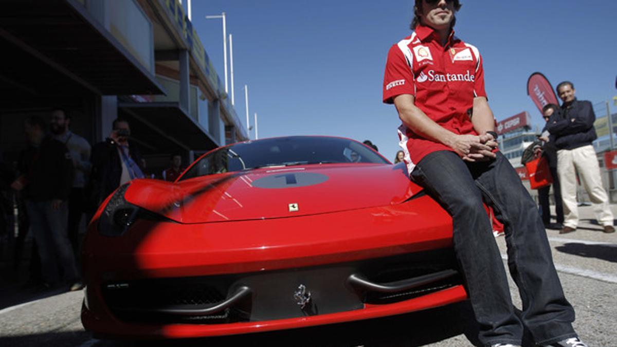 Fernando Alonso, sobre un Ferrari en el circuito del Jarama.