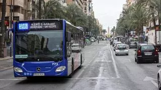 Barcala amenaza al Consell con llevar a los tribunales el autobús gratis para jóvenes