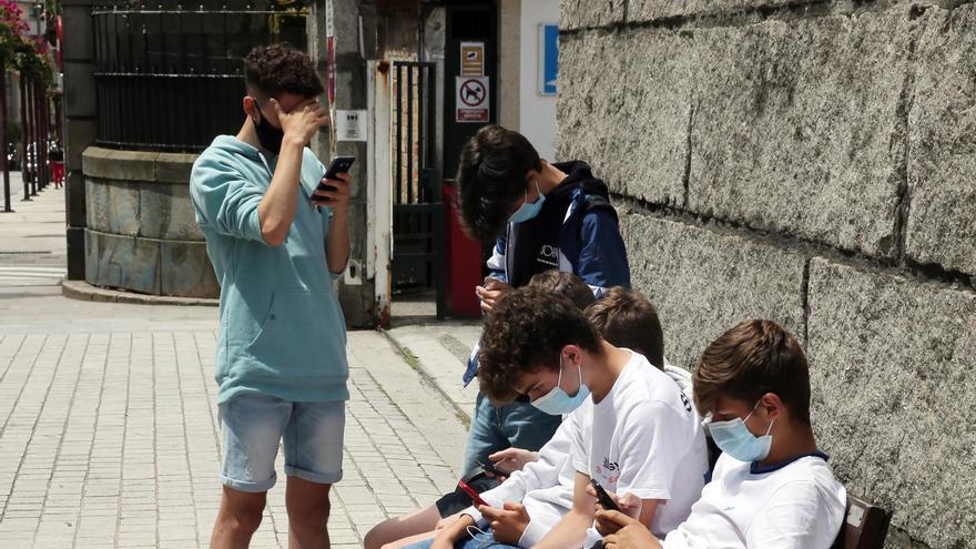 El móvil aún viaja en la mochila del colegio