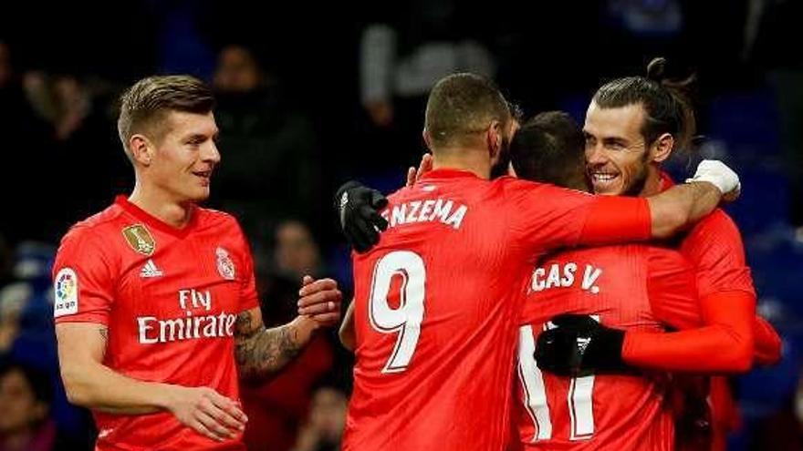 Los jugadores del Madrid celebran un gol.