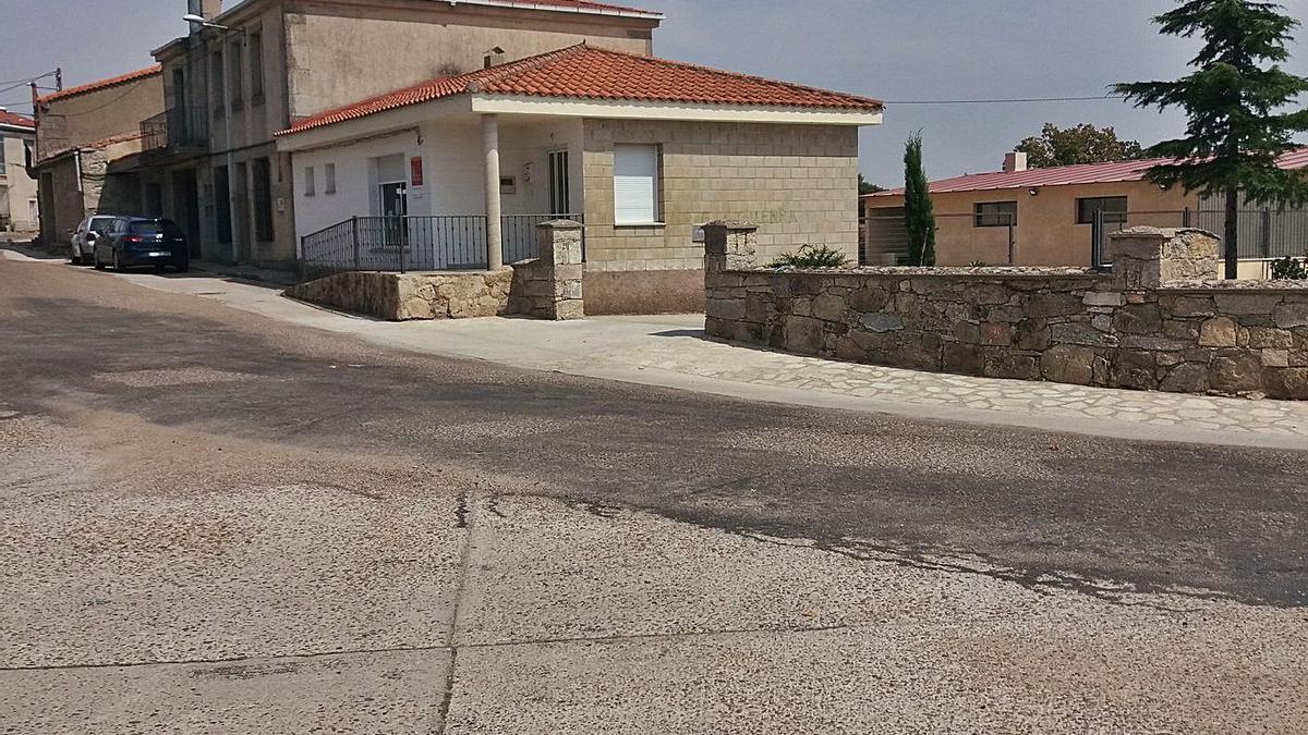 Consultorio y Ayuntamiento de Torregamones situados al otro lado de la carretera. | Asociación Vecinal