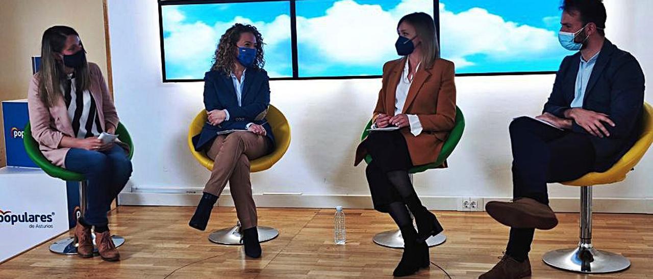 Por la izquierda, la diputada Cristina Vega, Teresa Mallada, Fabiola García y el secretario general del PP asturiano, Álvaro Queipo, ayer, en Oviedo.