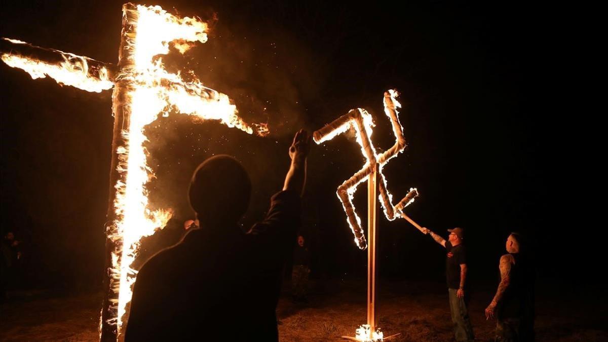 Miembros de un grupo supremacista blanco queman una cruz y una esvástica durante un encuentro en Arkansas, el pasado 9 de marzo.