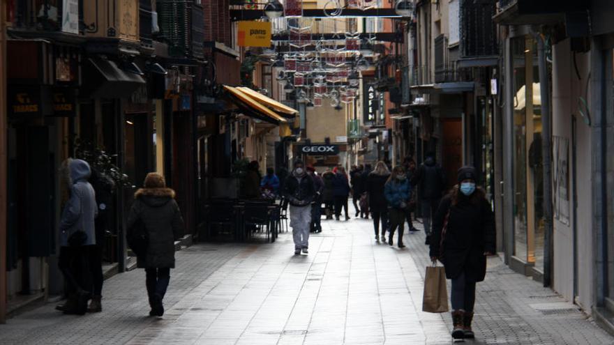 Gent passejant per un carrer de l&#039;eix comercial de Puigcerdà durant el pont de la Puríssima.