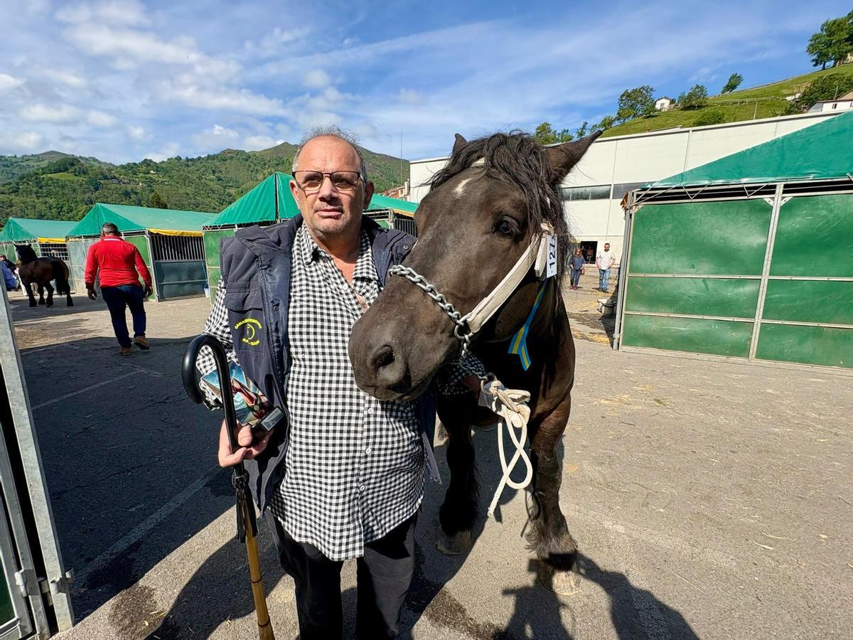 Demetrio López Feito con su protro Duque tras ganar uno de los premios en Laviana Ecuestre