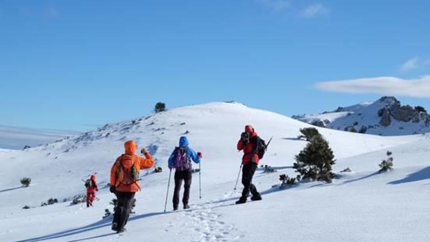 Excursionistas disfrutando de la nieve en la zona de la Serrella, justo en la encrucijada de las comarcas de El Comtat, la Marina Alta y la Marina Baixa.