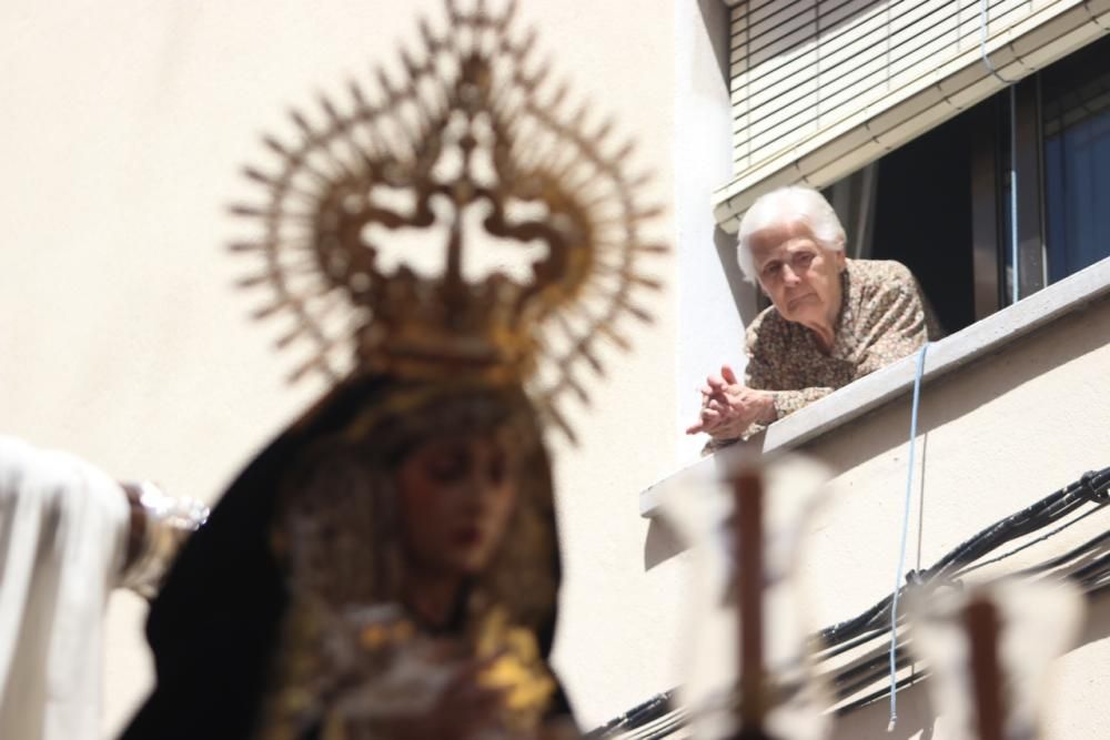 La Virgen de los Dolores en su Amparo y Misericordia, iniciando su recorrido por las calles de Málaga