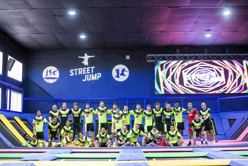 Los jugadores del Elche disfrutan como niños en el parque Streent Jump