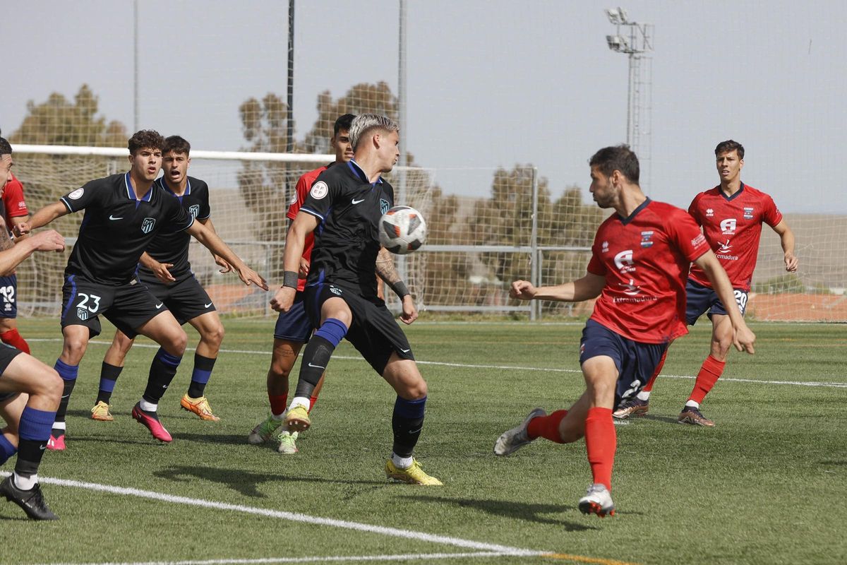 Una acción del partido entre Dioce y Atleti B en los campos de Pinilla.