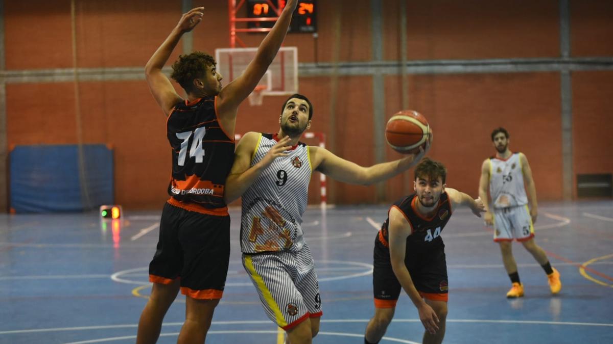 Joselito Gutiérrez, del Peñarroya, ante Fernando Mellado, del CBC, en el partido disputado en el pabellón Menéndez Pidal.