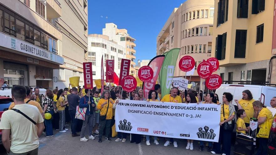 FOTOS | Cerca de 200 educadoras de 'escoletes' se concentran en Palma para exigir un convenio autonómico