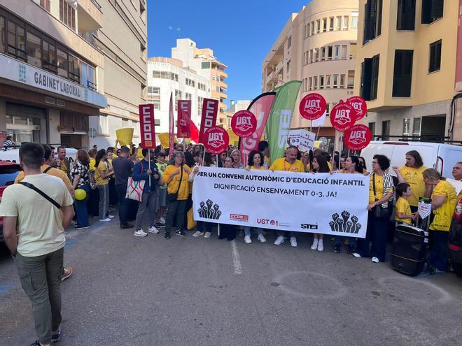 FOTOS | Cerca de 200 educadoras de 'escoletes' se concentran en Palma para exigir un convenio autonómico