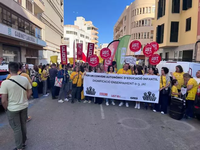 FOTOS | Cerca de 200 educadoras de 'escoletes' se concentran en Palma para exigir un convenio autonómico