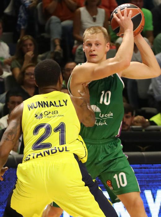 Una espectacular remontada en el último cuarto permite al Unicaja estrenarse en la Euroliga con un triunfo de prestigio que demuestra que los verdes están preparados para luchar por todo