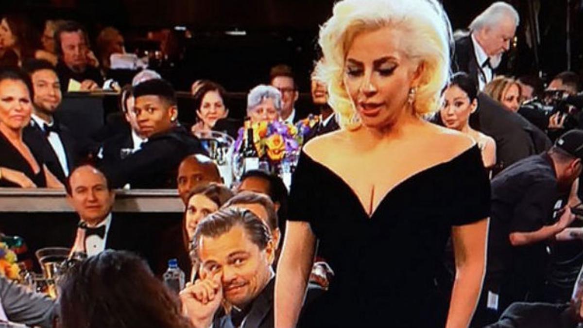 DiCaprio puso una cara extraña cuando Lady Gaga le rozó el brazo, durante la gala de los Globo de Oro.