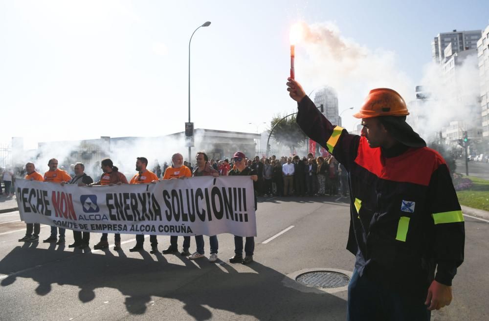 La concentración, que partió de A Palloza hacia la Delegación del Gobieno, contó entre sus asistentes con trabajadores de la planta en Avilés y miembros de la Corporación municipal.