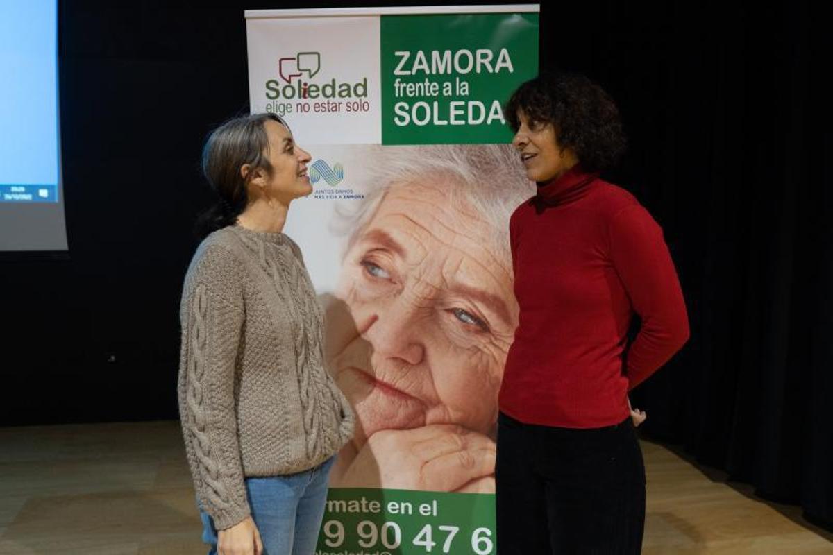Las investigadoras Regina Martínez (izquierda) y Elisa Sala. | Emilio Fraile