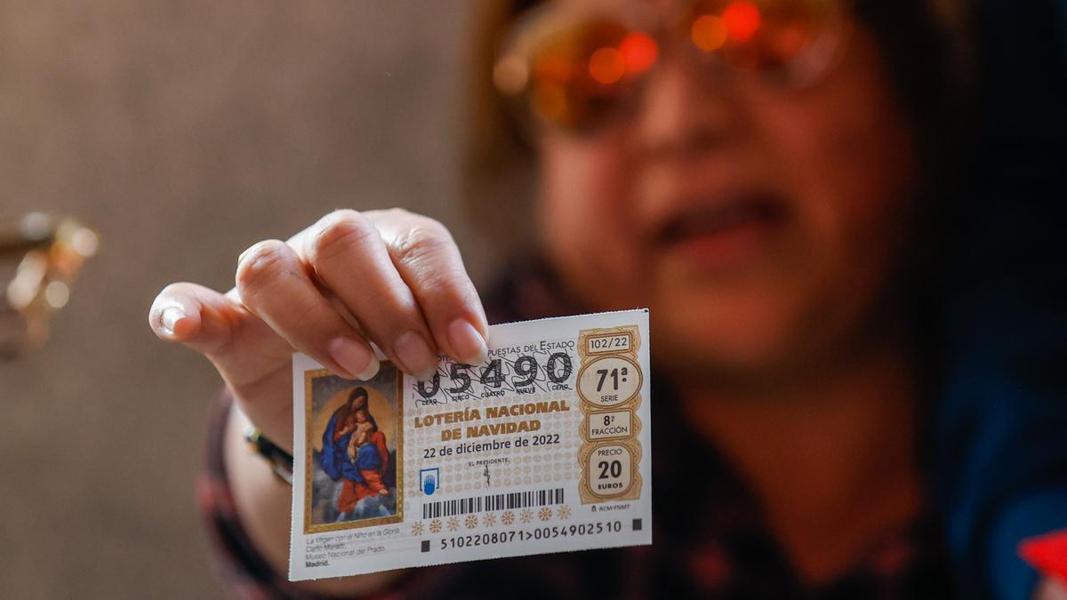 MADRID, 22/12/2022.- Una mujer del público celebra ser ganadora del premio Gordo durante el sorteo de Navidad celebrado en el Teatro Real en Madrid, este jueves. EFE/ Javier Lizón