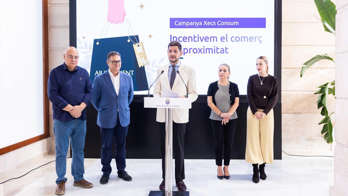 Prieto y la concejala Elena Moncho, con los representantes de las asociaciones de comercio urbano de Gandia.