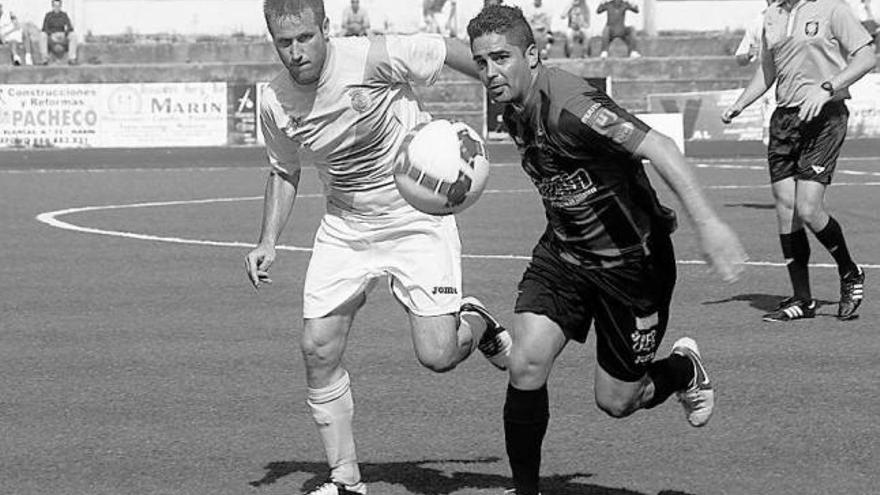 Un jugador franjiazul pugna con un rival del Lalín, ayer, en el campo de San Pedro. // Santos Álvarez