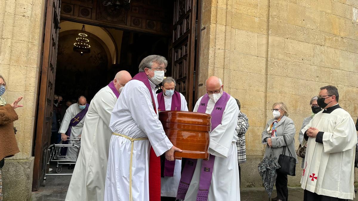 Emocionado funeral en Pola de Siero por el cura "Tito"