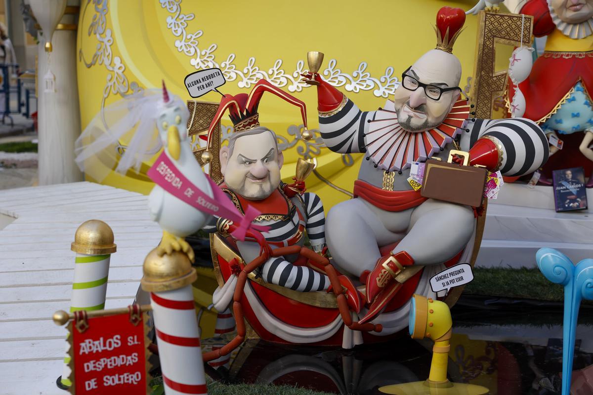 GRAFCVA2748. VALENCIA, 16/03/2026.- Koldo y Ábalos representados en una de las Fallas en València este lunes en el que la ciudad ha amanecido con los cientos de monumentos falleros ya montados y listos para ser consumidos por el fuego el próximo día 19 de marzo. EFE/Ana Escobar