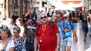 Turistas paseando por Málaga