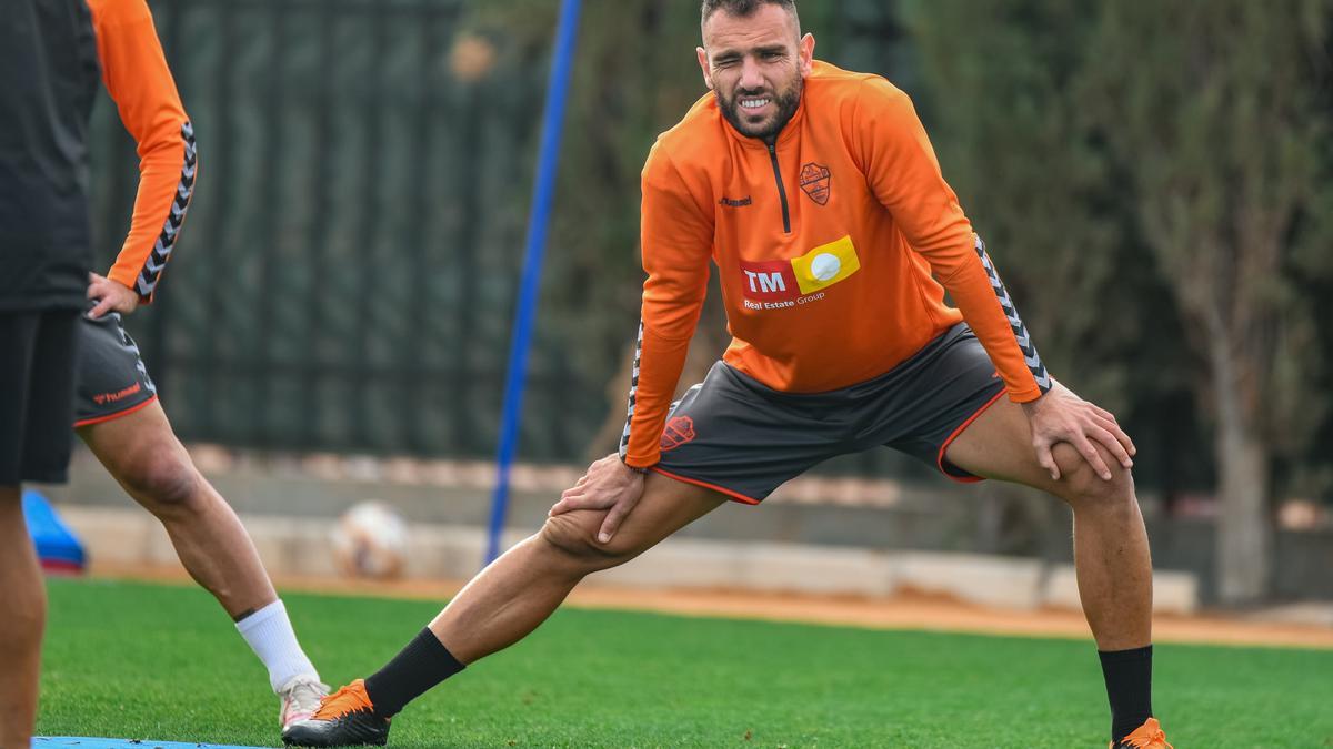 Gonzalo Verdú estirando, en un entrenamiento en el campo Díez Iborra