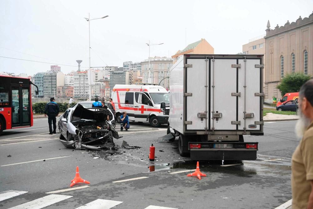 El accidente, en la rotonda de Salesianos, obligó a cortar dos carriles en sentido Monte Alto.