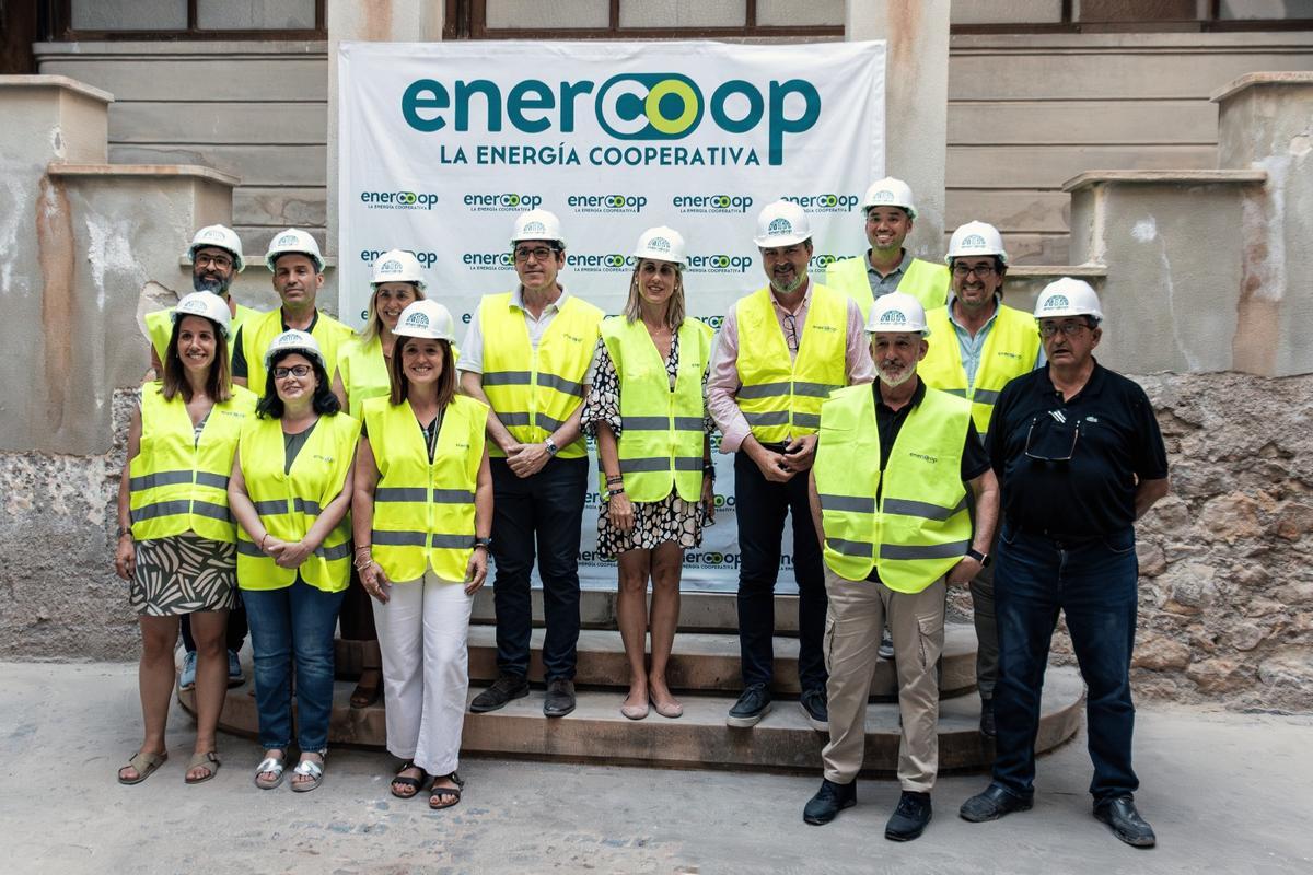 Foto de familia de la visita institucional de la alcaldesa y varios concejales a las obras del edificio del Grupo Enercoop de Crevillent
