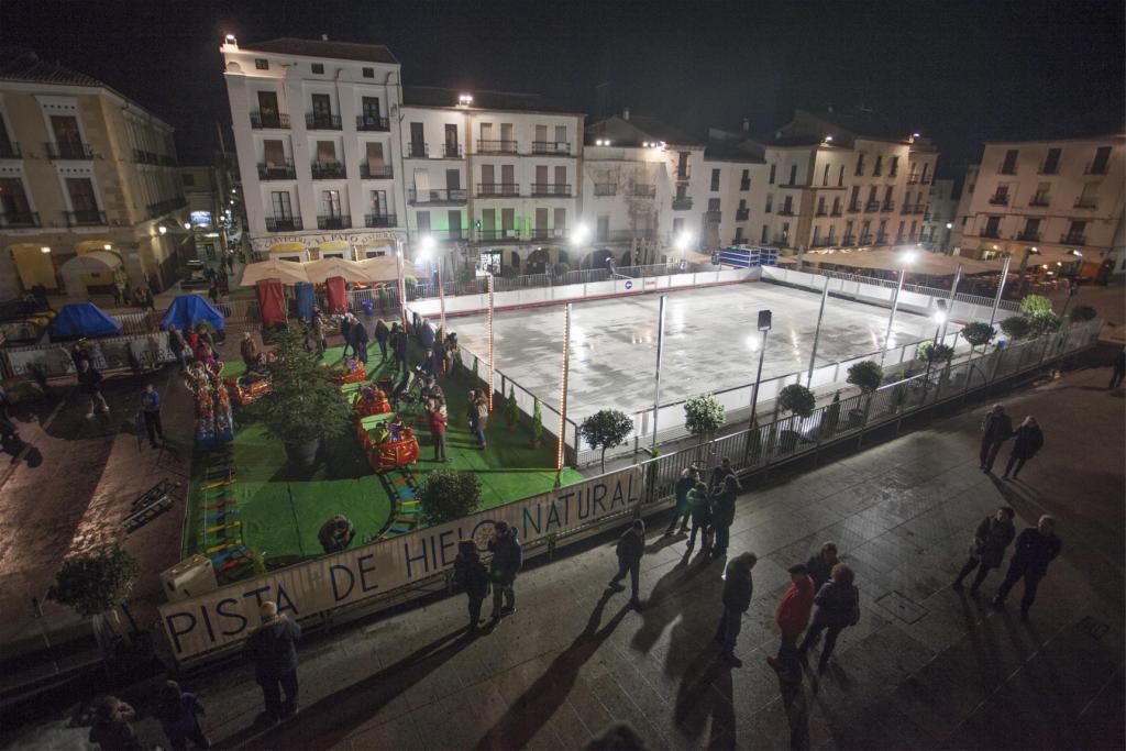 Cáceres es noche: Cáceres pierde la pista de hielo