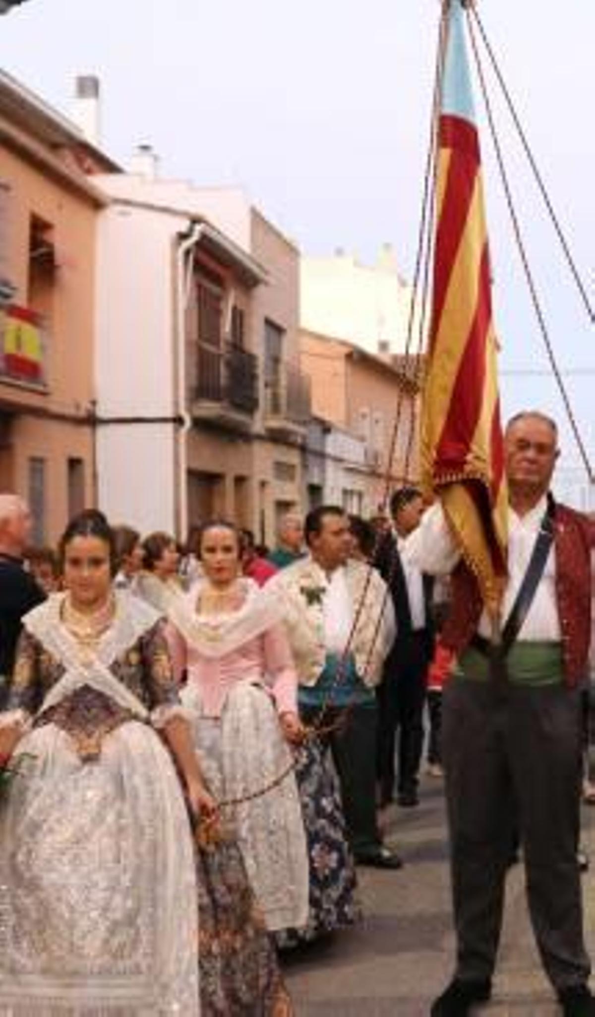 El foc devora «Renaixement» en Torrent