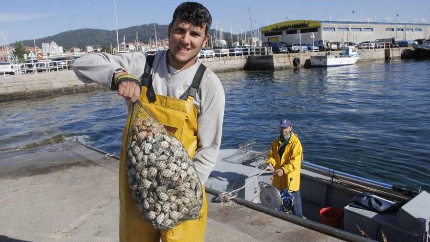 Un mariscador de a flote, en una imagen de archivo en el puerto de Cangas. //Santos Álvarez